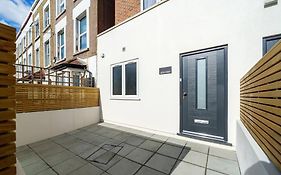 Cosy Tooting Retreat: 2-Bed Gem